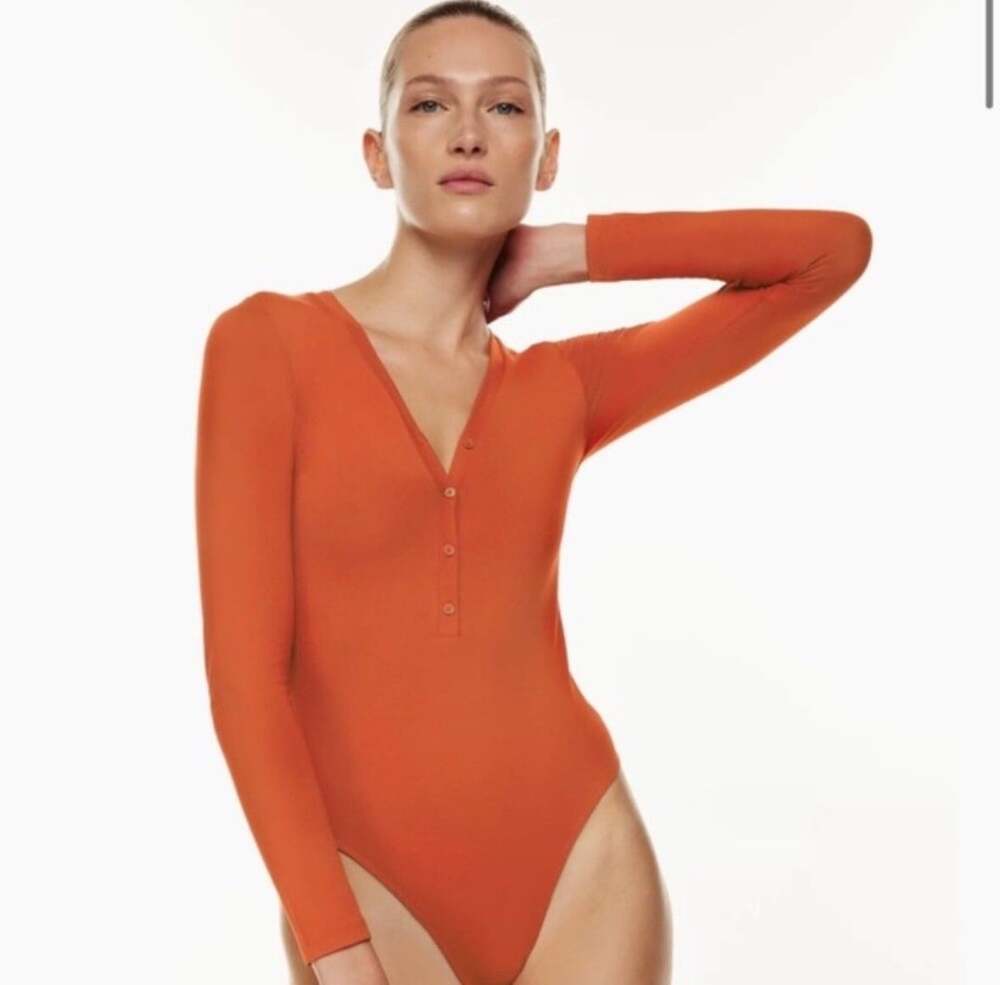 Babaton Contour V-Neck Henley Bodysuit Size S Flambeau Red